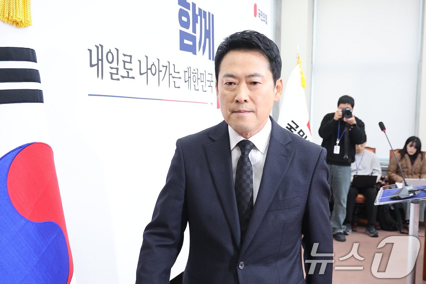 본문 이미지 - 장동혁 국민의힘 대표가 20일 서울 여의도 국회에서 윤석열 전 대통령 1심 선고에 대한 입장을 밝히는 기자회견을 마친 후 회견장을 나서고 있다. 2026.2.20 ⓒ 뉴스1 신웅수 기자
