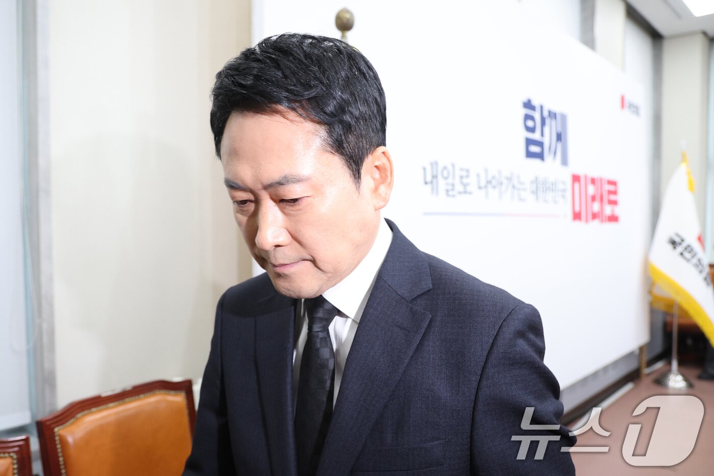 본문 이미지 - 장동혁 국민의힘 대표가 20일 서울 여의도 국회에서 윤석열 전 대통령 1심 선고에 대한 입장을 밝히는 기자회견을 마친 후 회견장을 나서고 있다. 2026.2.20 ⓒ 뉴스1 신웅수 기자