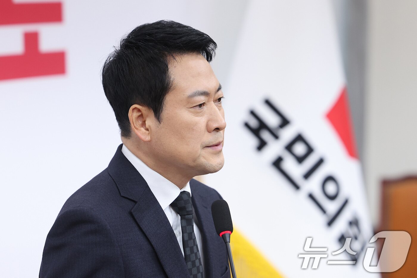 본문 이미지 - 장동혁 국민의힘 대표가 20일 서울 여의도 국회에서 윤석열 전 대통령 1심 선고에 대한 입장을 밝히는 기자회견을 하고 있다. 2026.2.20 ⓒ 뉴스1 신웅수 기자