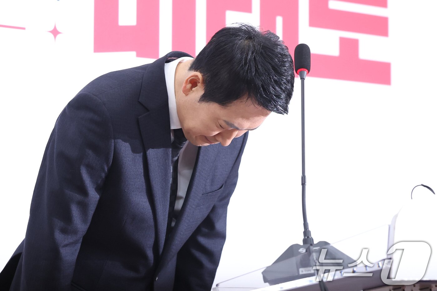 본문 이미지 - 장동혁 국민의힘 대표가 20일 서울 여의도 국회에서 윤석열 전 대통령 1심 선고에 대한 입장을 밝히는 기자회견 전 인사를 하고 있다. 2026.2.20 ⓒ 뉴스1 신웅수 기자