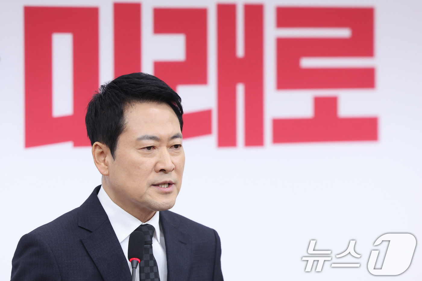 (서울=뉴스1) 신웅수 기자 = 장동혁 국민의힘 대표가 20일 서울 여의도 국회에서 윤석열 전 대통령 1심 선고에 대한 입장을 밝히는 기자회견을 하고 있다. 2026.2.20/뉴스 …