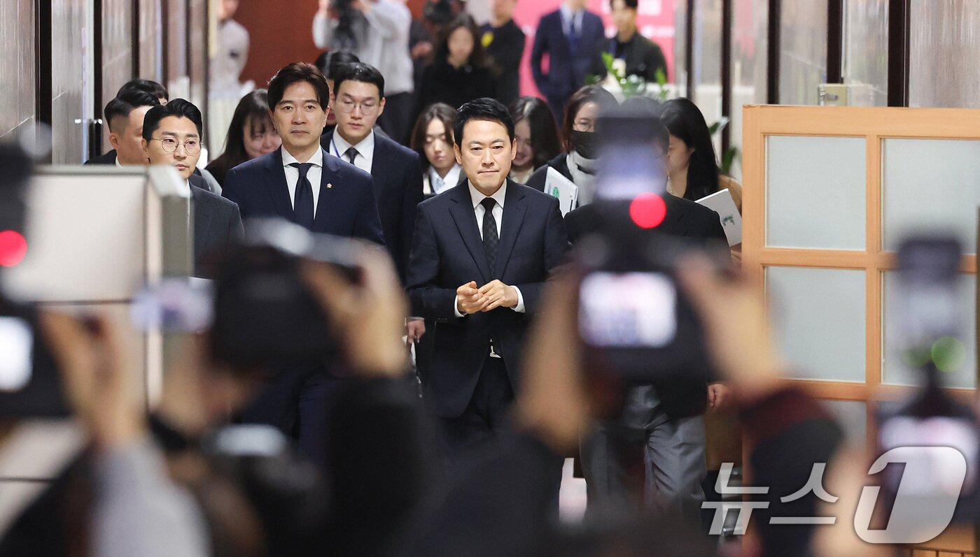 본문 이미지 - 장동혁 국민의힘 대표가 20일 서울 여의도 국회에서 윤석열 전 대통령 1심 선고에 대한 입장을 발표하는 기자회견에 참석하고 있다. 2026.2.20 ⓒ 뉴스1 신웅수 기자