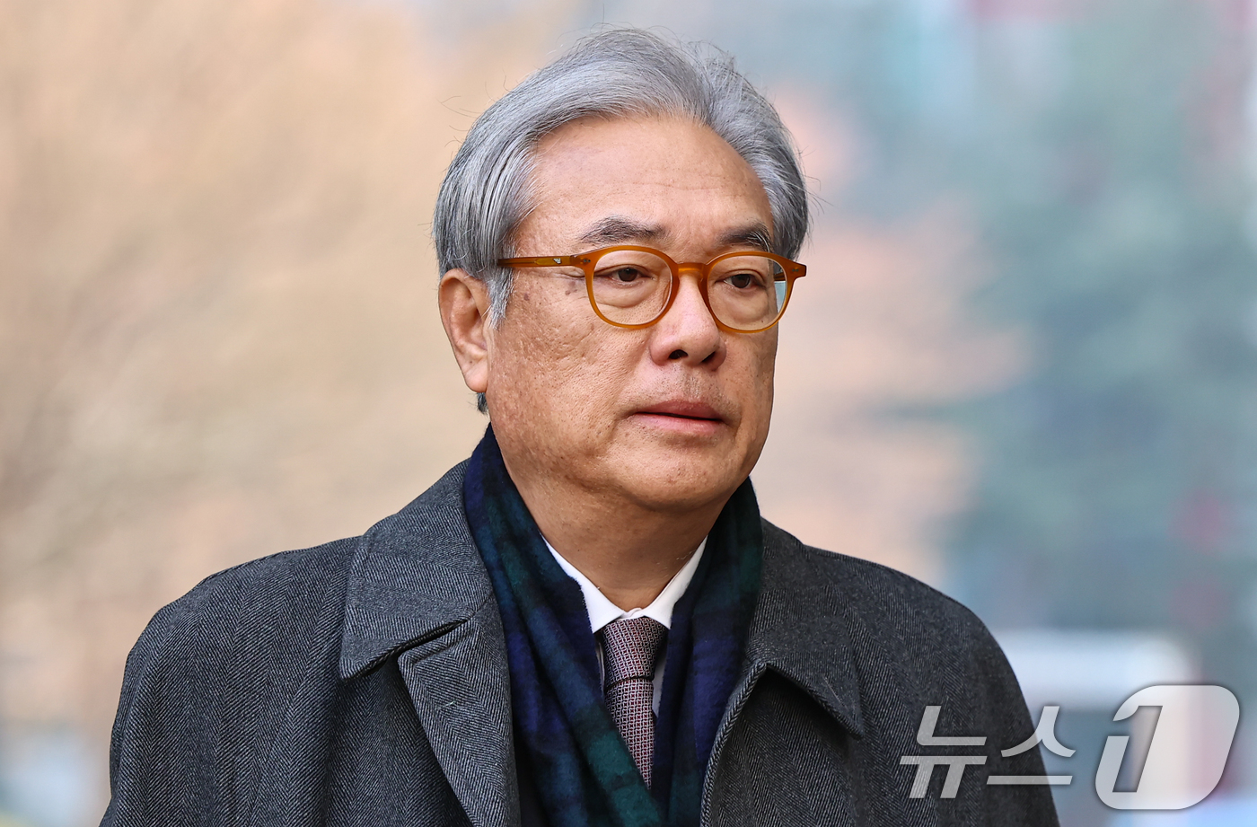 (서울=뉴스1) 김도우 기자 = 정진석 전 대통령 비서실장이 20일 서울 서초구 중앙지방법원에서 열린 '헌법재판관 미임명' 관련 직권남용 권리행사방해 등 공판에 출석하고 있다. 2 …