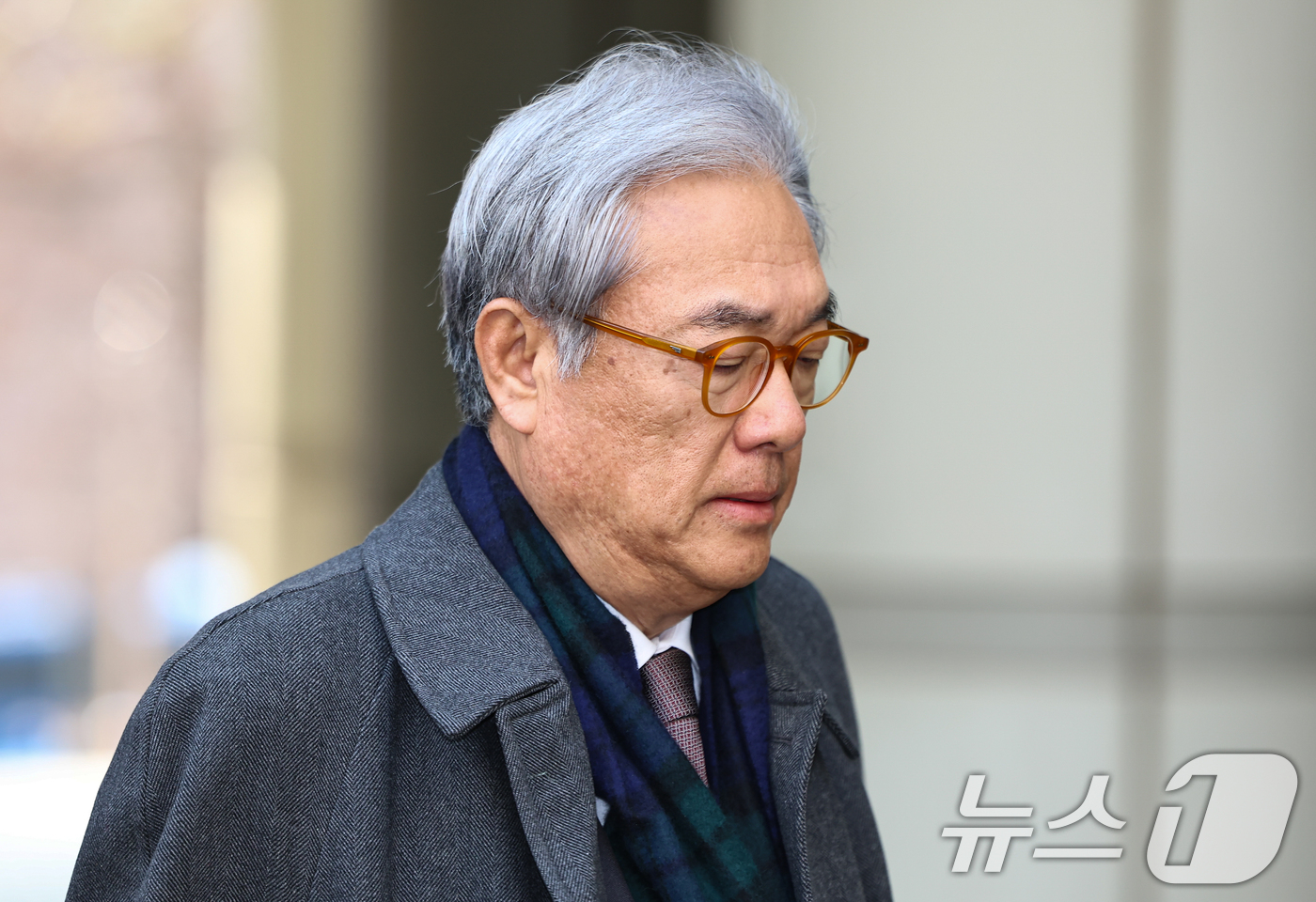 (서울=뉴스1) 김도우 기자 = 정진석 전 대통령 비서실장이 20일 서울 서초구 중앙지방법원에서 열린 '헌법재판관 미임명' 관련 직권남용 권리행사방해 등 공판에 출석하고 있다. 2 …