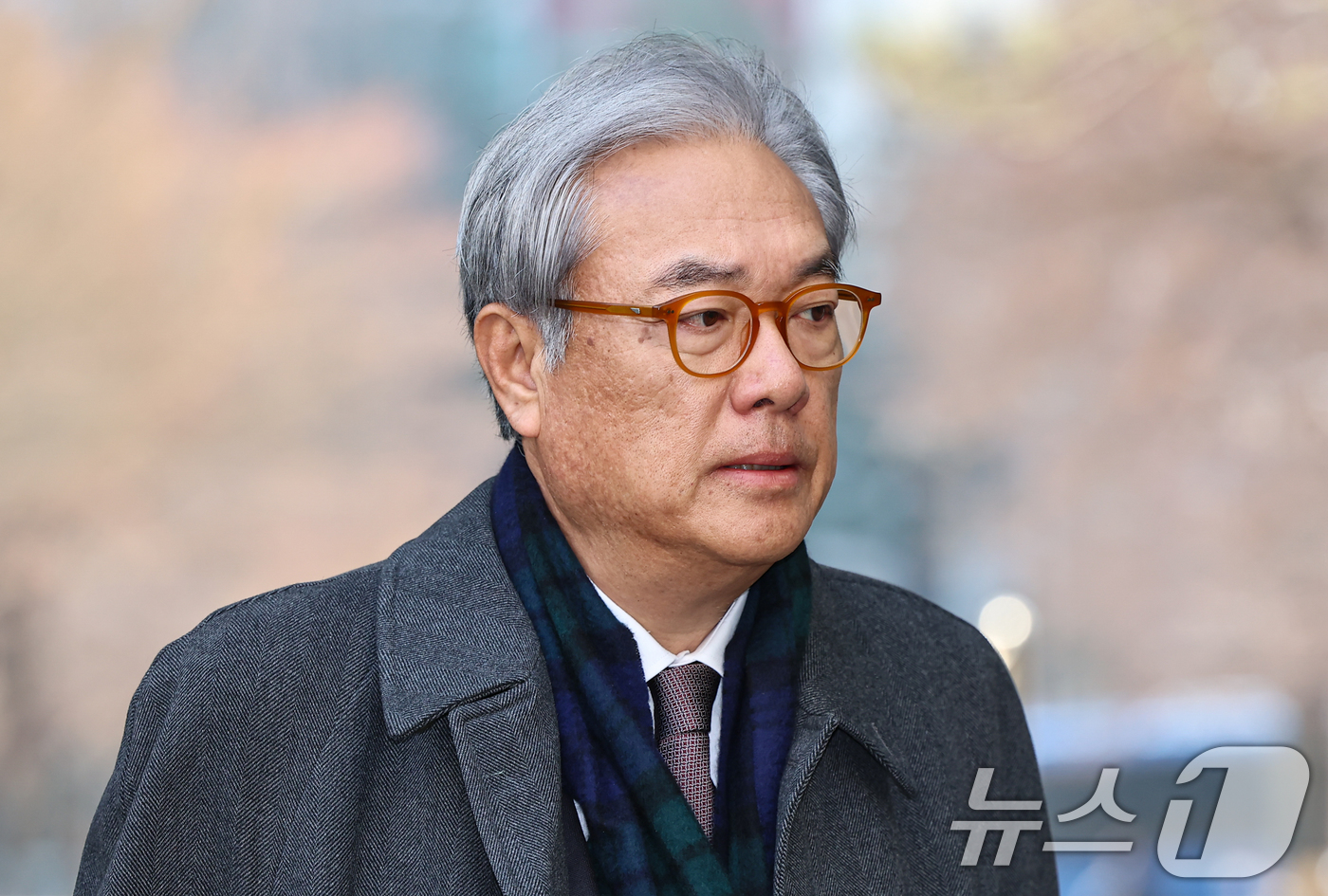 (서울=뉴스1) 김도우 기자 = 정진석 전 대통령 비서실장이 20일 서울 서초구 중앙지방법원에서 열린 '헌법재판관 미임명' 관련 직권남용 권리행사방해 등 공판에 출석하고 있다. 2 …