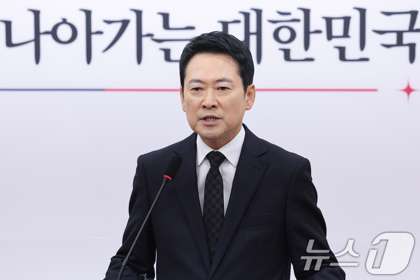 (서울=뉴스1) 신웅수 기자 = 장동혁 국민의힘 대표가 20일 서울 여의도 국회에서 윤석열 전 대통령 1심 선고에 대한 입장을 밝히는 기자회견을 하고 있다. 2026.2.20/뉴스 …