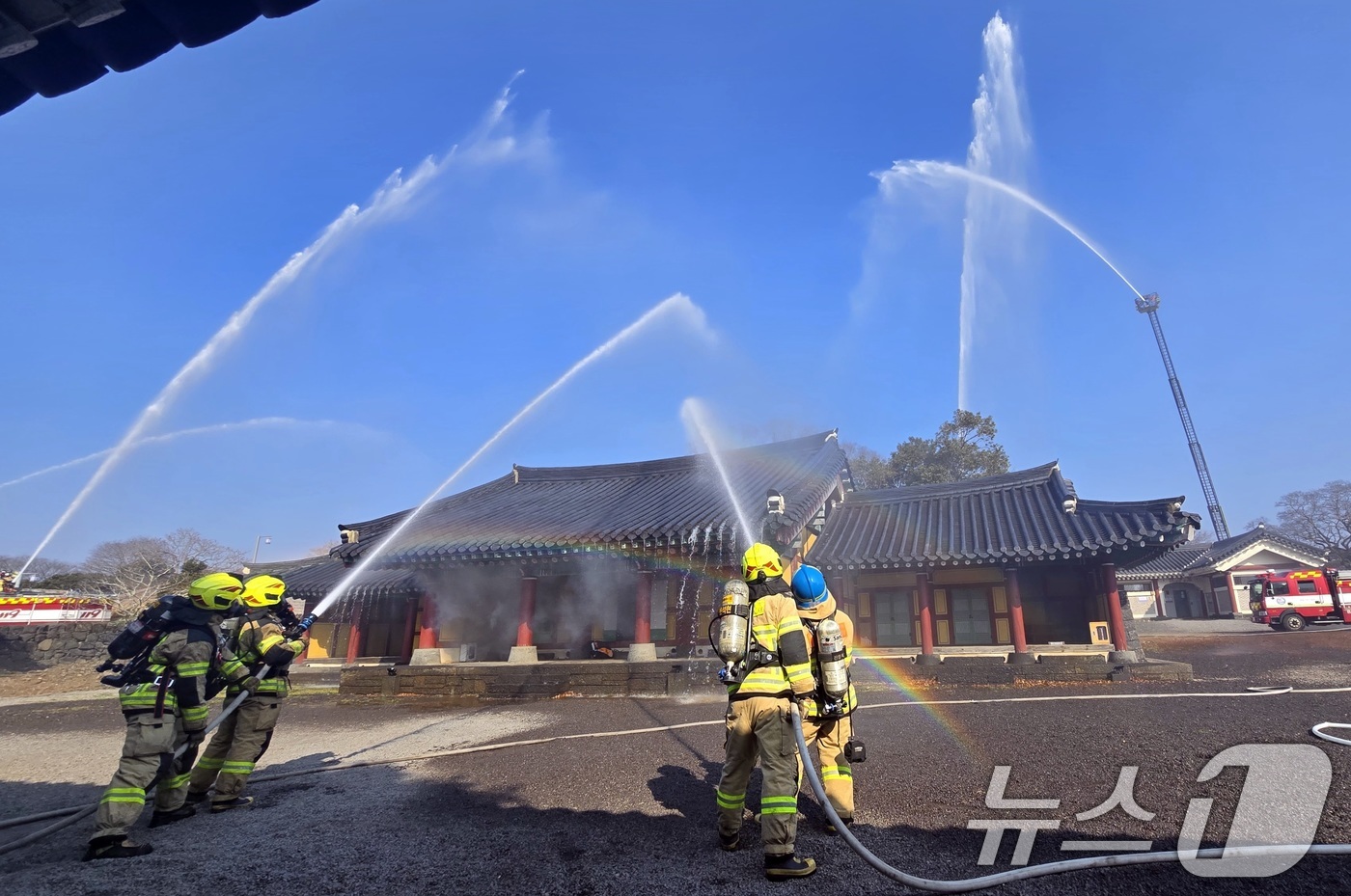 (제주=뉴스1) 고동명 기자 = 20일 오전 제주 서귀포시 표선면 성읍민속마을 정의현 객사에서 제주동부소방서 소방대원과 의용소방대원 등이 소방훈련을 하고 있다.2026.2.20/뉴 …