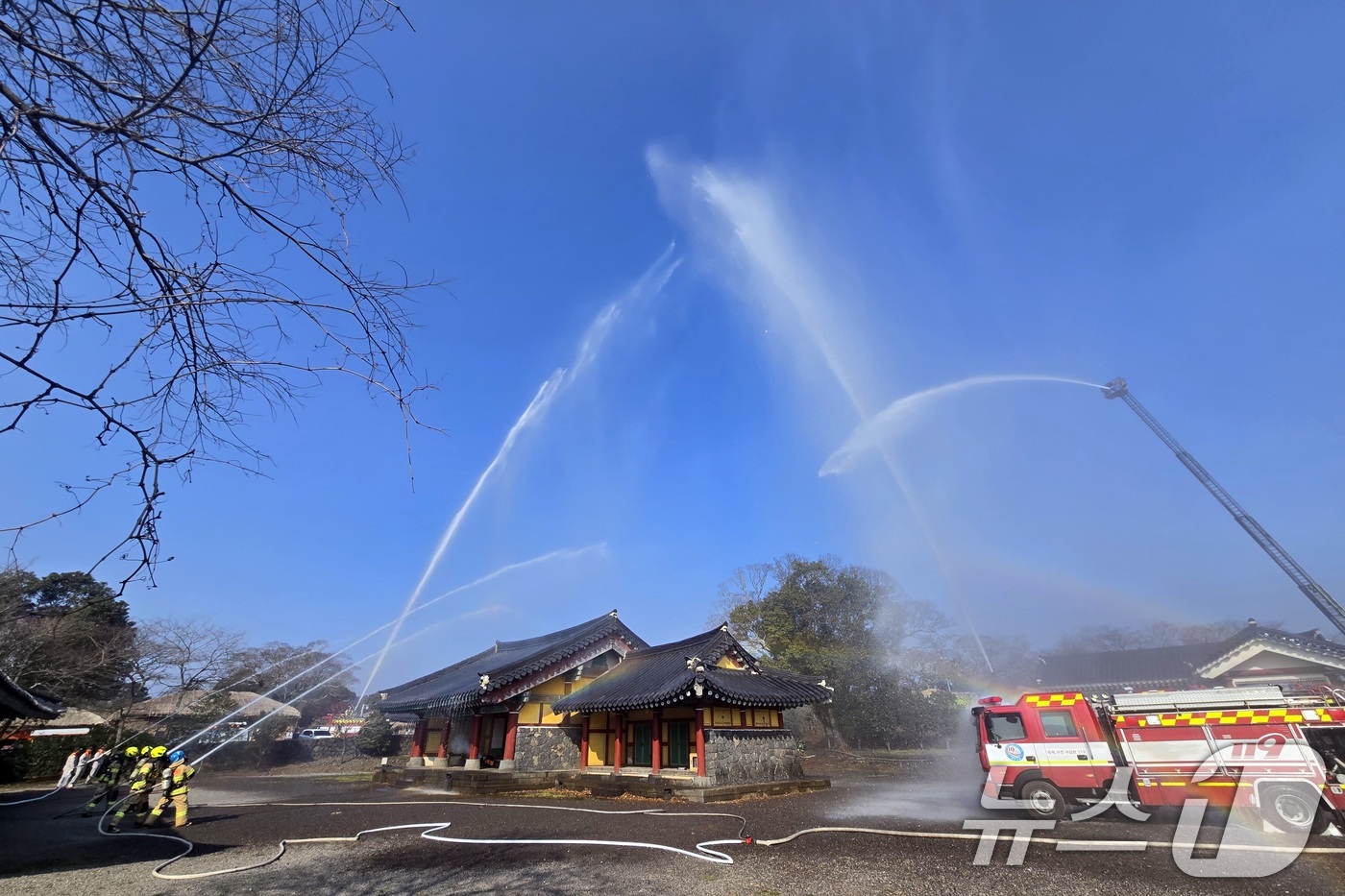 (제주=뉴스1) 고동명 기자 = 20일 오전 제주 서귀포시 표선면 성읍민속마을 정의현 객사에서 제주동부소방서 소방대원과 의용소방대원 등이 소방훈련을 하고 있다.2026.2.20/뉴 …