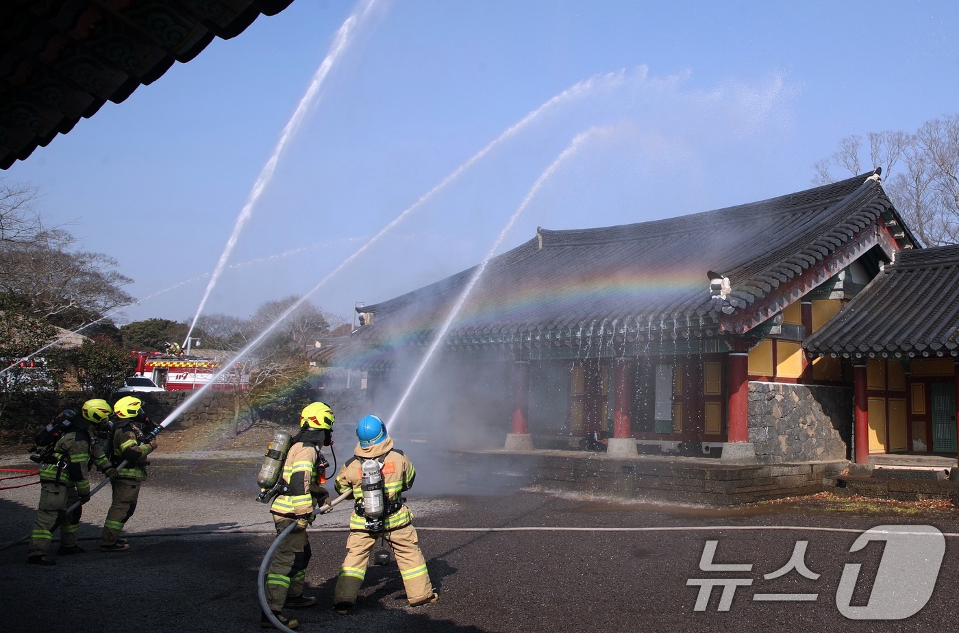 (제주=뉴스1) 고동명 기자 = 20일 오전 제주 서귀포시 표선면 성읍민속마을 정의현 객사에서 제주동부소방서 소방대원과 의용소방대원 등이 소방훈련을 하고 있다.2026.2.20/뉴 …