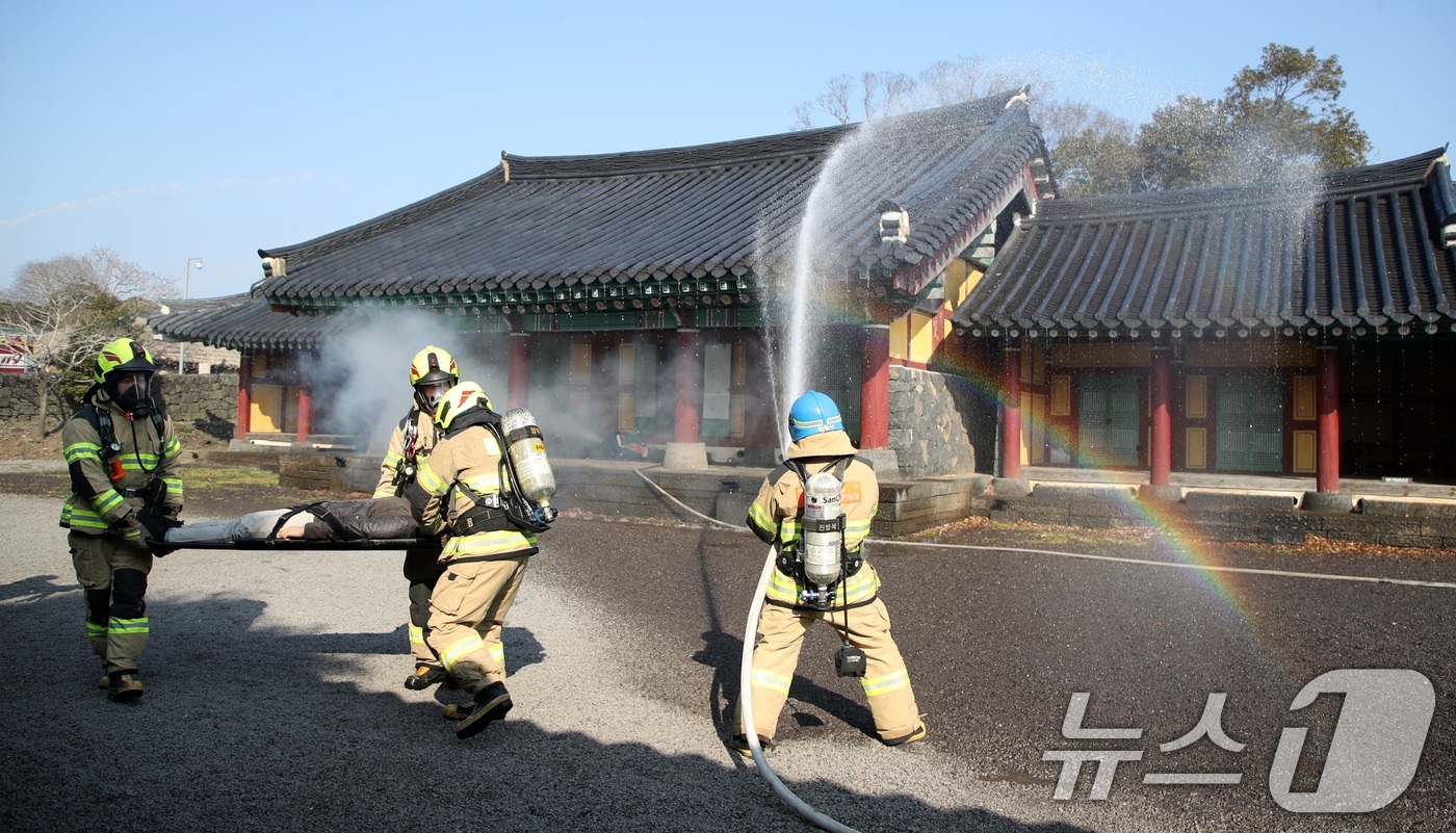 (제주=뉴스1) 고동명 기자 = 20일 오전 제주 서귀포시 표선면 성읍민속마을 정의현 객사에서 제주동부소방서 소방대원과 의용소방대원 등이 소방훈련을 하고 있다.2026.2.20/뉴 …