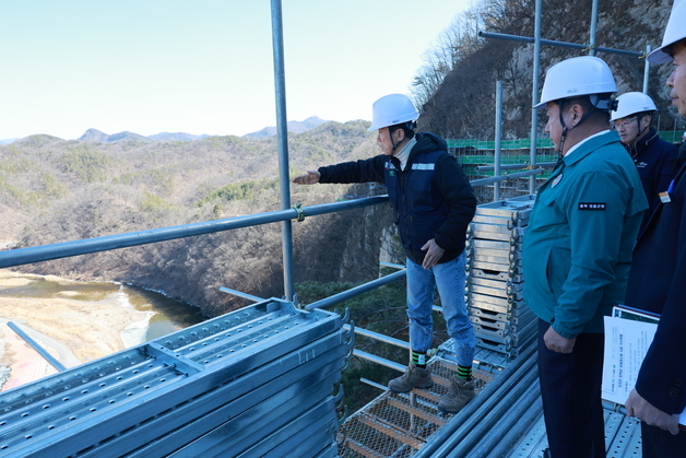 영동 초강천 빙벽장 관광명소화사업 속도…오는 12월 준공