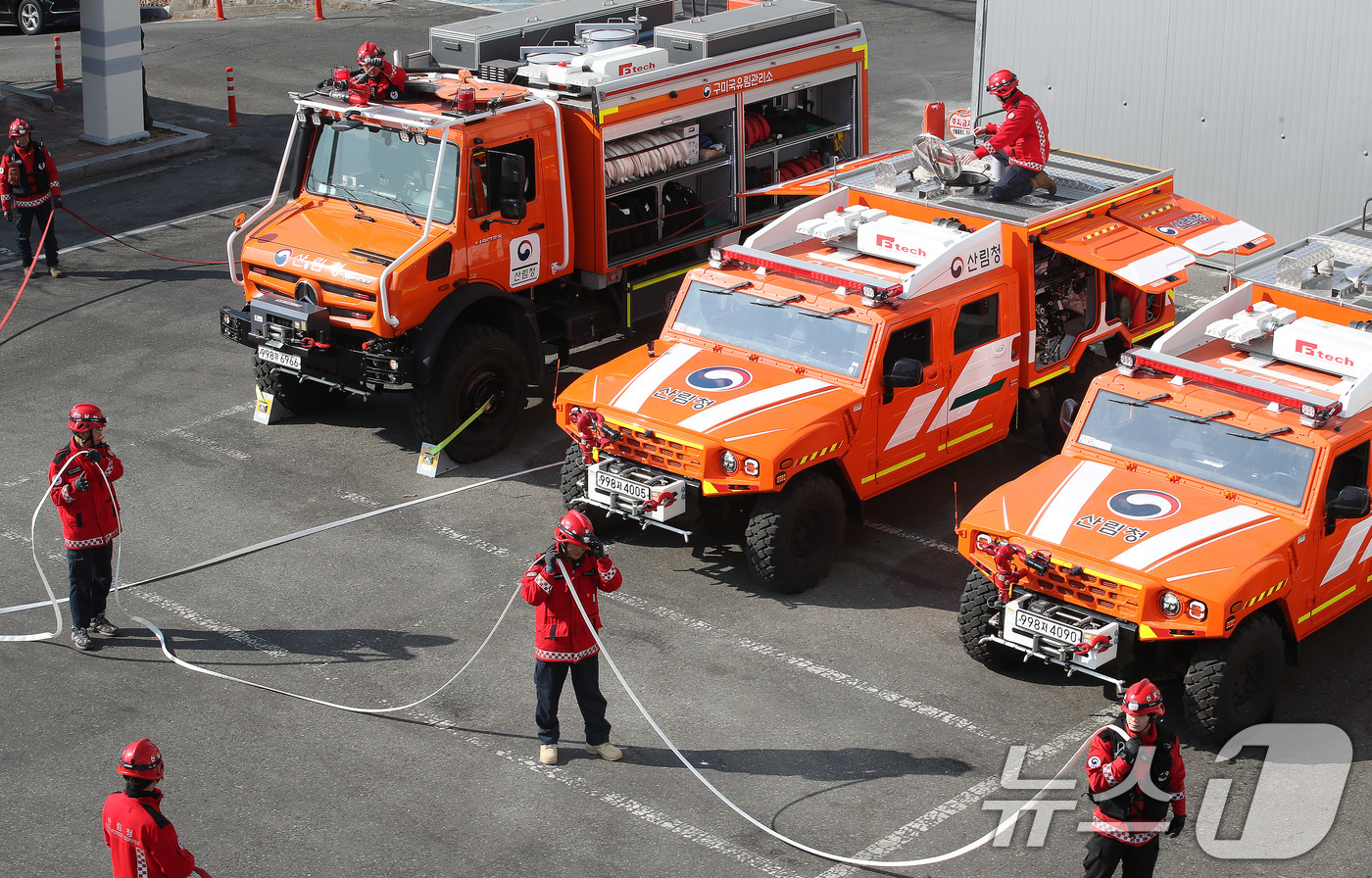 (대구=뉴스1) 공정식 기자 = 건조주의보가 발효된 20일 오전 대구 북구 대구시청 산격청사에서 남부지방산림청 구미국유림관리소 소속 산불재난 특수진화대원들이 다목적 진화차량과 장비 …