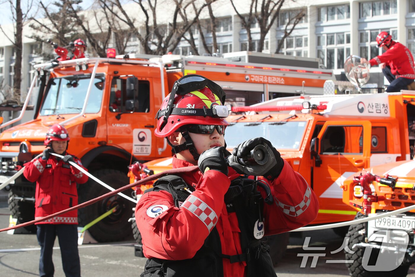 본문 이미지 - 건조주의보가 발효된 20일 오전 대구 북구 대구시 산격청사에서 남부지방산림청 구미국유림관리소 소속 산불재난 특수진화대원들이 다목적 진화차량과 장비를 점검하고 있다. 2026.2.20 ⓒ 뉴스1 공정식 기자
