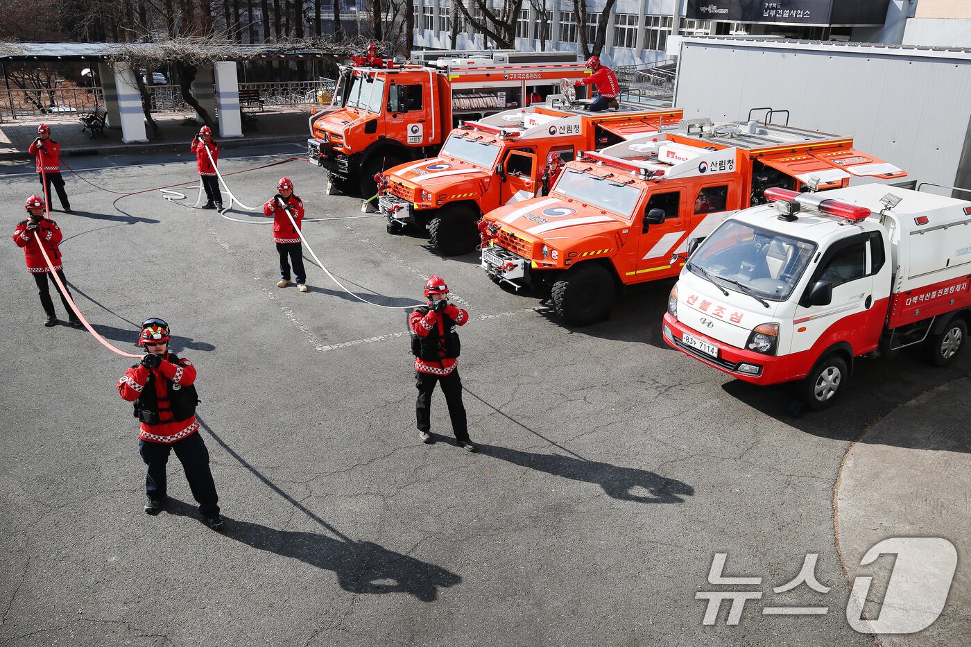 본문 이미지 - 건조주의보가 발효된 20일 오전 대구 북구 대구시 산격청사에서 남부지방산림청 구미국유림관리소 소속 산불재난 특수진화대원들이 다목적 진화차량과 장비를 점검하고 있다. 2026.2.20 ⓒ 뉴스1 공정식 기자