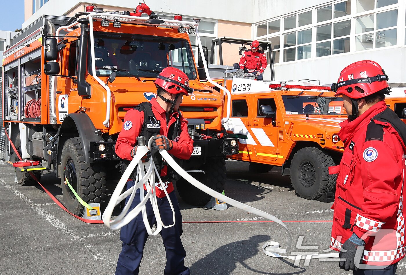 본문 이미지 - 건조주의보가 발효된 20일 오전 대구 북구 대구시 산격청사에서 남부지방산림청 구미국유림관리소 소속 산불재난 특수진화대원들이 다목적 진화차량과 장비를 점검하고 있다. 2026.2.20 ⓒ 뉴스1 공정식 기자