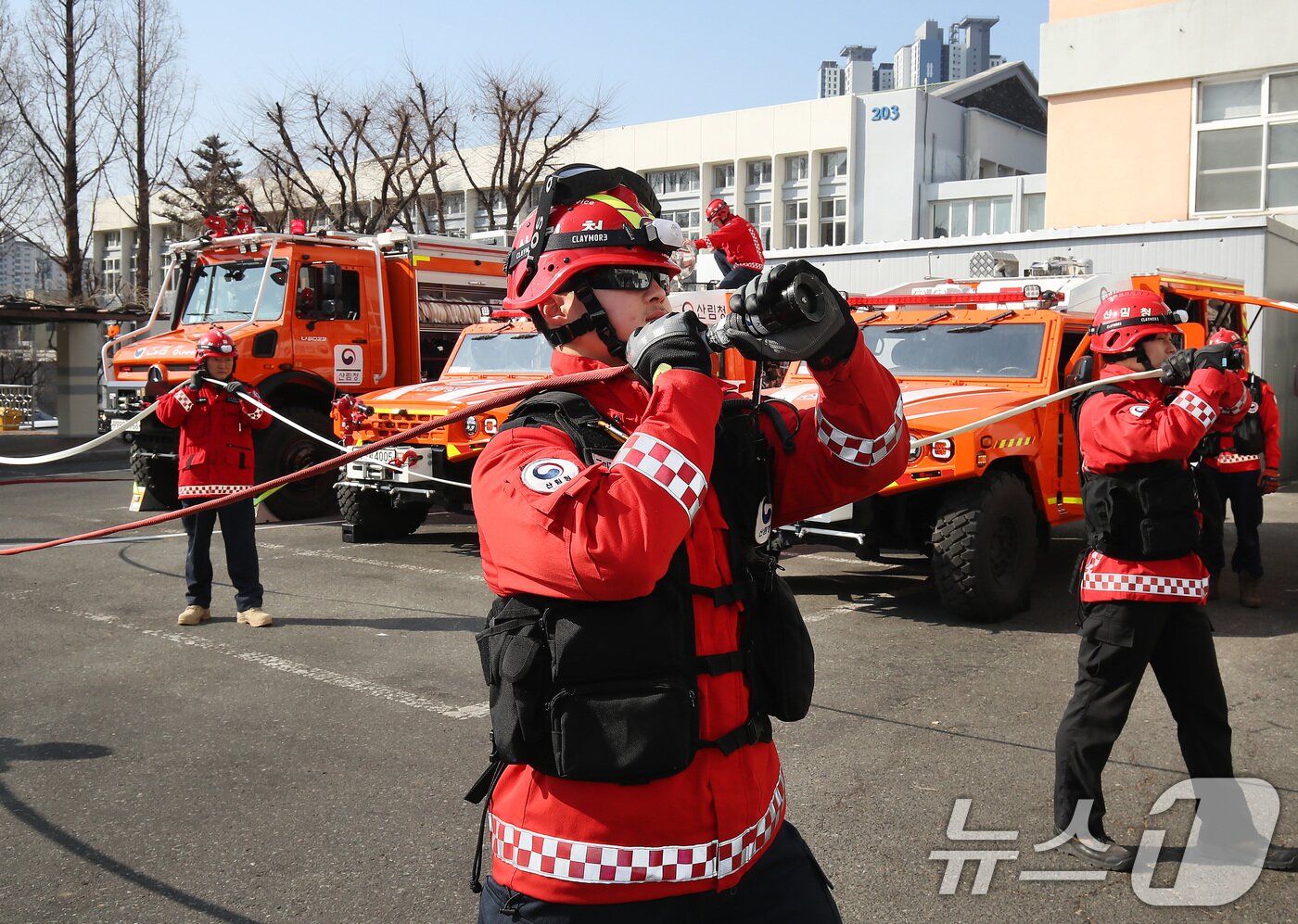 본문 이미지 - 건조주의보가 발효된 20일 오전 대구 북구 대구시 산격청사에서 남부지방산림청 구미국유림관리소 소속 산불재난 특수진화대원들이 다목적 진화차량과 장비를 점검하고 있다. 2026.2.20 ⓒ 뉴스1 공정식 기자
