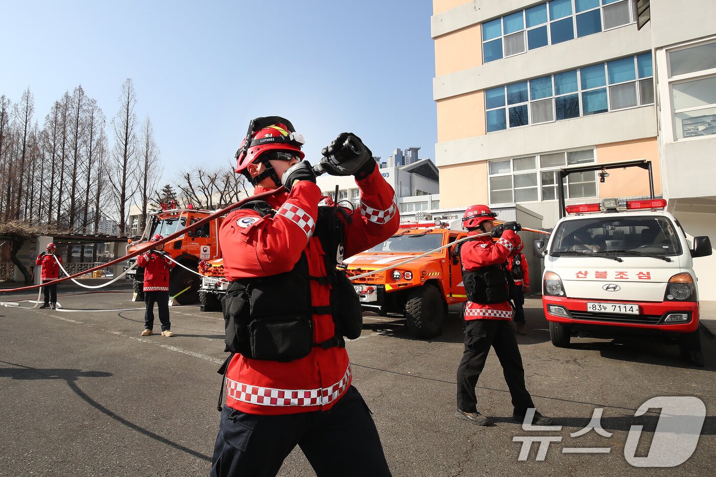 본문 이미지 - 건조주의보가 발효된 20일 오전 대구 북구 대구시 산격청사에서 남부지방산림청 구미국유림관리소 소속 산불재난 특수진화대원들이 다목적 진화차량과 장비를 점검하고 있다. 2026.2.20 ⓒ 뉴스1 공정식 기자