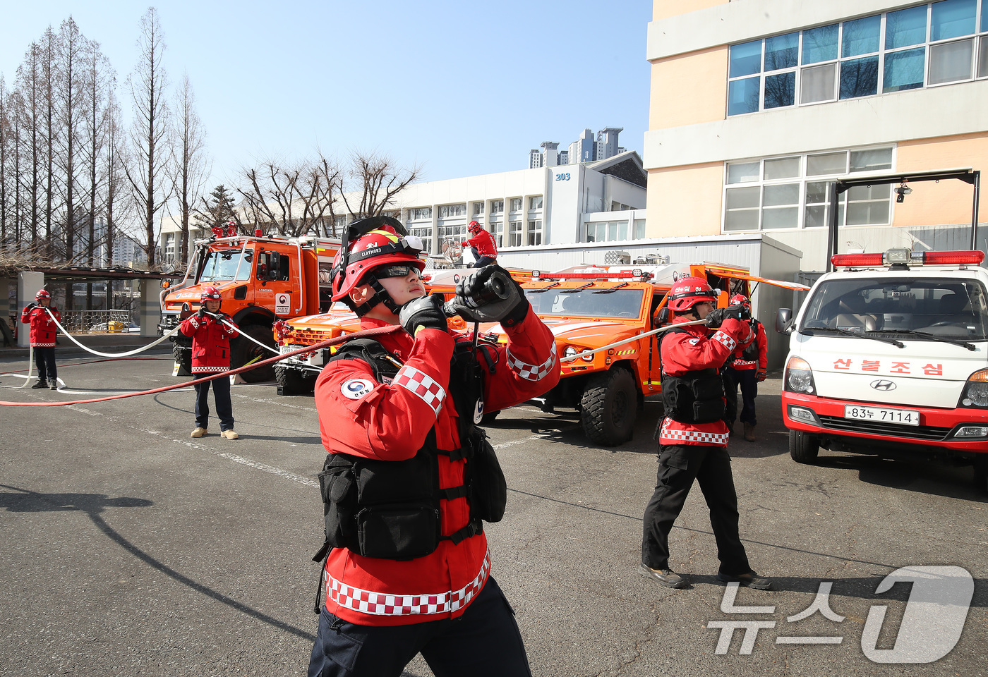 (대구=뉴스1) 공정식 기자 = 건조주의보가 발효된 20일 오전 대구 북구 대구시청 산격청사에서 남부지방산림청 구미국유림관리소 소속 산불재난 특수진화대원들이 다목적 진화차량과 장비 …