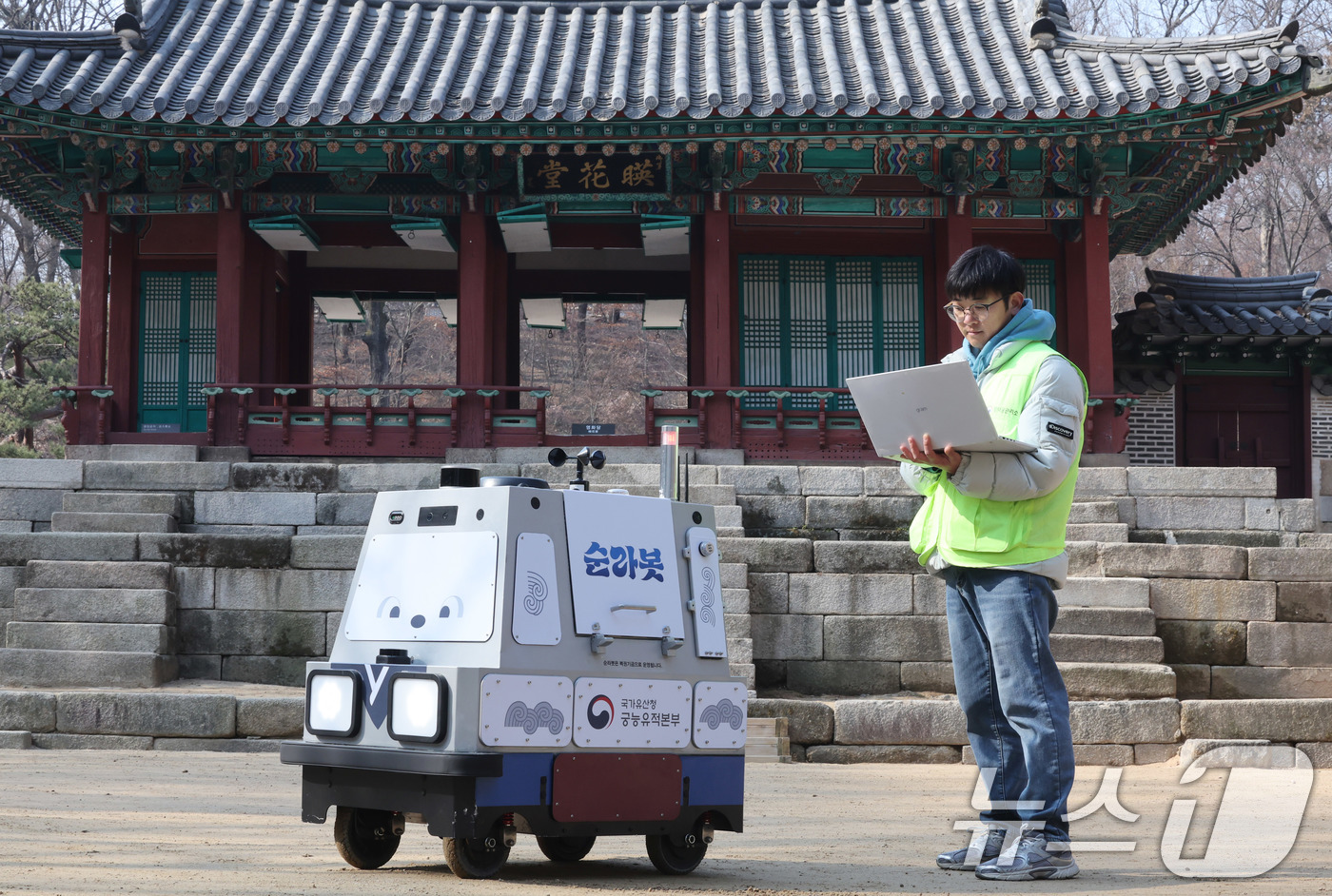 (서울=뉴스1) 박지혜 기자 = 시범 운영중인 자율 순찰 로봇 '순라봇'이 20일 서울 창덕궁에서 경내를 순찰하고 있다.순라봇은 창덕궁 일대를 돌아다니며 화재나 이상 소음 등을 실 …