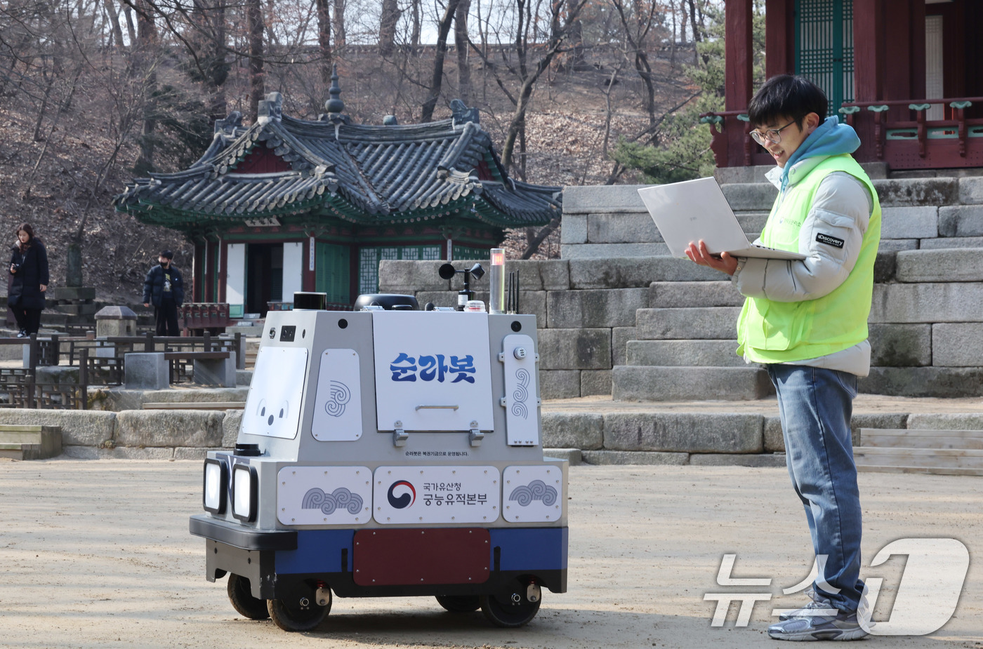 (서울=뉴스1) 박지혜 기자 = 시범 운영중인 자율 순찰 로봇 '순라봇'이 20일 서울 창덕궁에서 경내를 순찰하고 있다.순라봇은 창덕궁 일대를 돌아다니며 화재나 이상 소음 등을 실 …