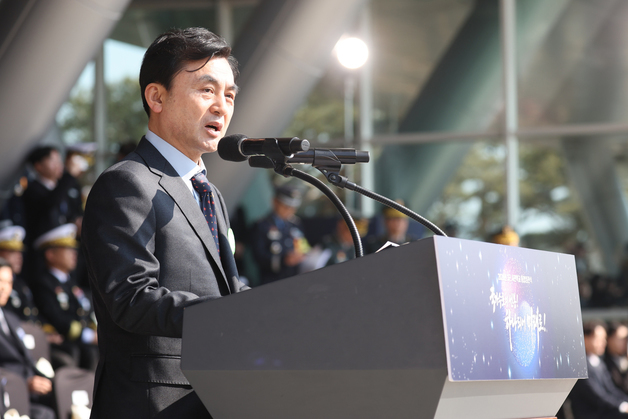 국방장관, 3군 통합임관식서 "헌법 가치 새긴 국민의 군대 재건" 당부