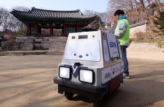 자율순찰 로봇 '순라봇'이 창덕궁 지킨다
