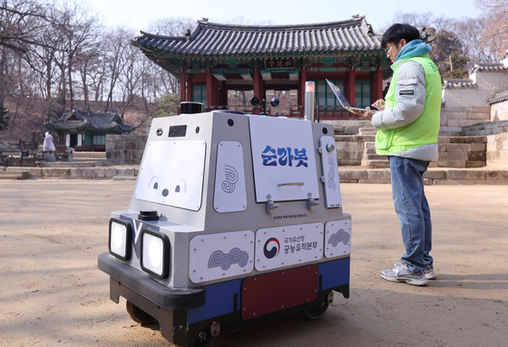 [뉴스1 PICK]로봇이 지키는 고궁…'순라봇' 창덕궁 시범 순찰