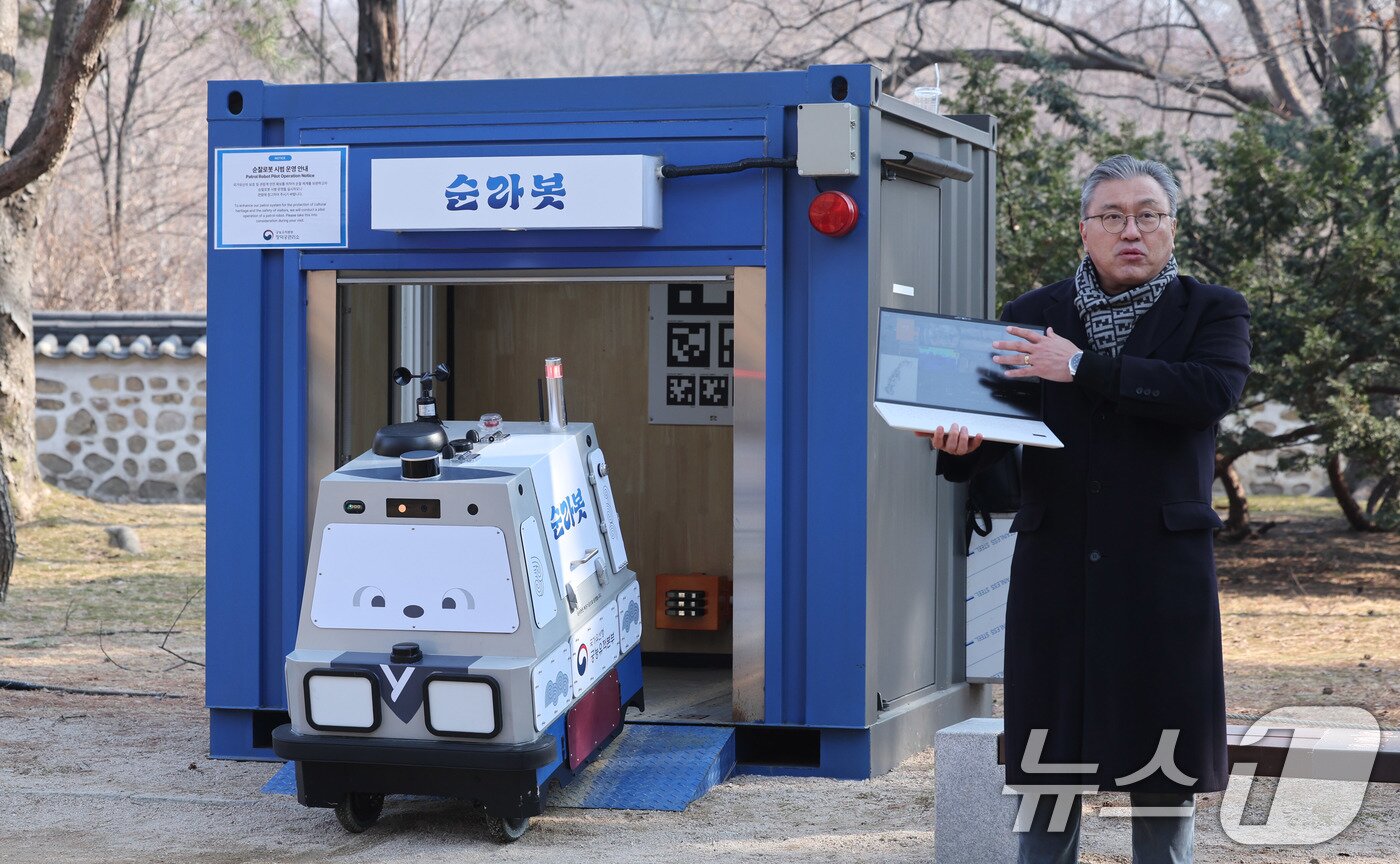 본문 이미지 - 강경순 도구공간 본부장이 20일 서울 창덕궁에서 순찰 로봇 '순라봇' 시범운영 시연회에서 기능을 설명하고 있다. 2026.2.20 ⓒ 뉴스1 박지혜 기자