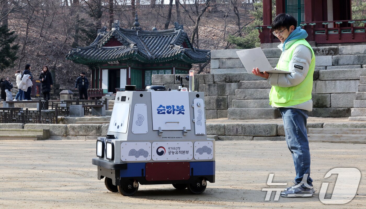 본문 이미지 - 시범 운영중인 자율 순찰 로봇 '순라봇'이 20일 서울 창덕궁에서 경내를 순찰하고 있다. ⓒ 뉴스1 박지혜 기자