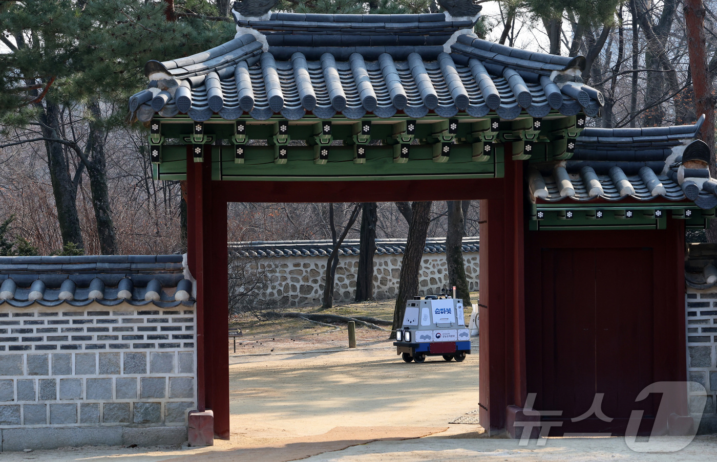 (서울=뉴스1) 박지혜 기자 = 시범 운영중인 자율 순찰 로봇 '순라봇'이 20일 서울 창덕궁에서 경내를 순찰하고 있다. (공동취재) 2026.2.20/뉴스1