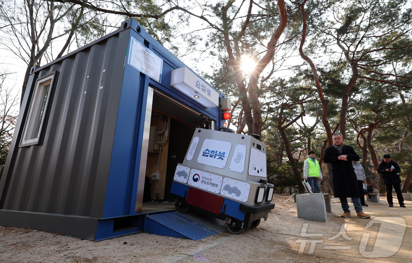 (서울=뉴스1) 박지혜 기자 = 시범 운영중인 자율 순찰 로봇 '순라봇'이 20일 서울 창덕궁에서 경내를 순찰하고 있다. (공동취재) 2026.2.20/뉴스1