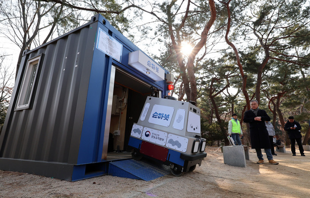 관제센터와 실시간 연결…순라봇, 창덕궁 누비며 감시