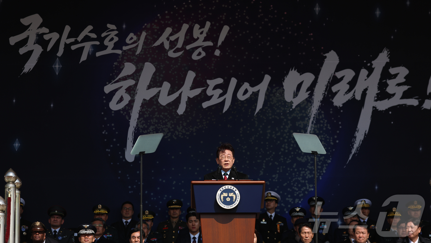 (계룡=뉴스1) 이재명 기자 = 이재명 대통령이 20일 충남 계룡대 대연병장에서 열린 육·해·공군 사관학교 통합임관식에서 축사하고 있다. (청와대통신사진기자단) 2026.2.20/ …