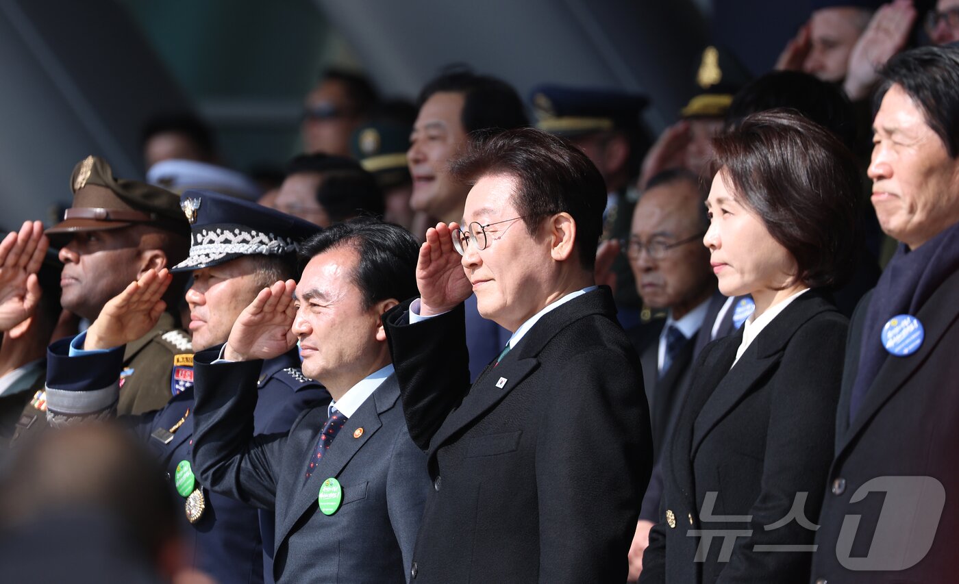 본문 이미지 - 이재명 대통령이 20일 충남 계룡대 대연병장에서 열린 육·해·공군 사관학교 통합임관식에서 거수경례를 하고 있다. (청와대통신사진기자단) 2026.2.20 ⓒ 뉴스1 이재명 기자