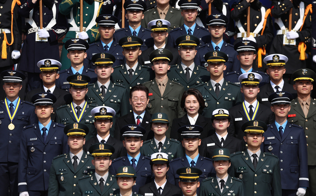 李대통령 "軍, 불법계엄 잔재 말끔 청산해야…과오 반성·절연"(종합)