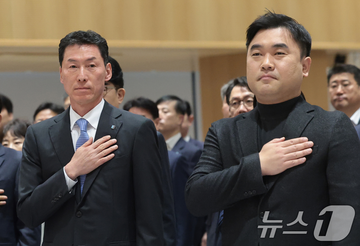 (서울=뉴스1) 권현진 기자 = 장민영 신임 IBK기업은행장(왼쪽)과 류장희 노조위원장(오른쪽)이 20일 오전 서울 중구 IBK기업은행 본점에서 열린 '제28대 은행장 취임식'에 …