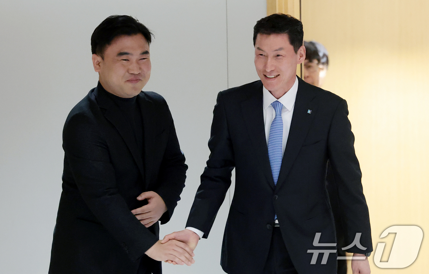 (서울=뉴스1) 권현진 기자 = 장민영 신임 IBK기업은행장(오른쪽)이 20일 오전 서울 중구 IBK기업은행 본점에서 열린 '제28대 은행장 취임식'에서 류장희 노조위원장에게 인사 …