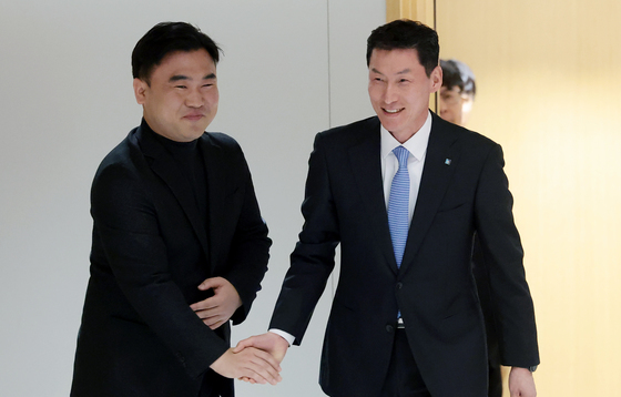 인사 나누는 장민영 은행장과 류장희 노조위원장