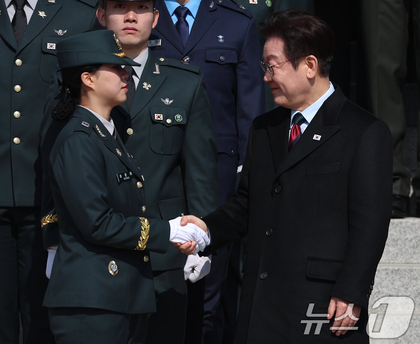 본문 이미지 - 이재명 대통령이 20일 충남 계룡대 대연병장에서 열린 육·해·공군 사관학교 통합임관식을 마친 후 신임 장교들과 인사를 나누고 있다. 2026.2.20 ⓒ 뉴스1 이재명 기자