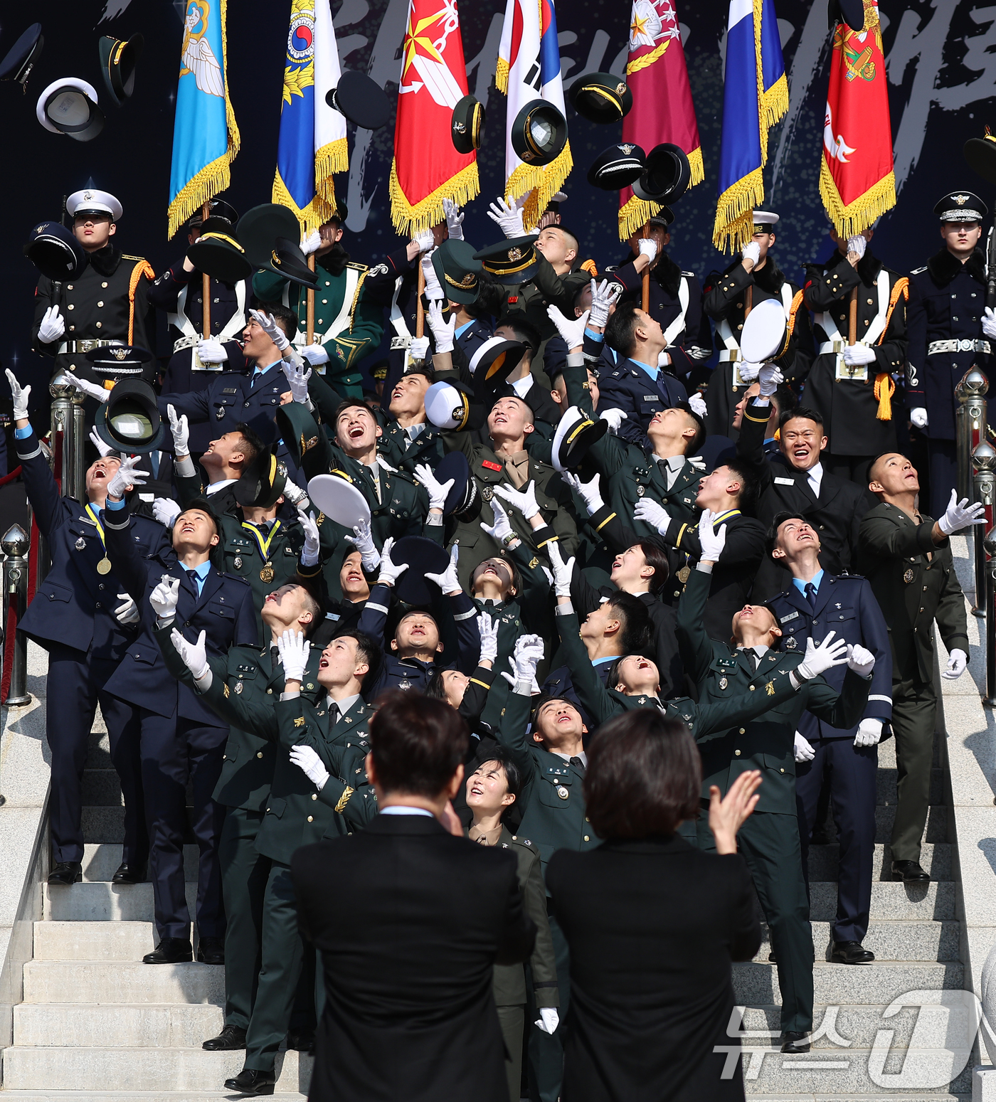 (계룡=뉴스1) 이재명 기자 = 이재명 대통령과 김혜경 여사가 20일 충남 계룡대 대연병장에서 열린 육·해·공군 사관학교 통합임관식에서 모자를 던지며 자축하는 신임 장교를 향해 박 …