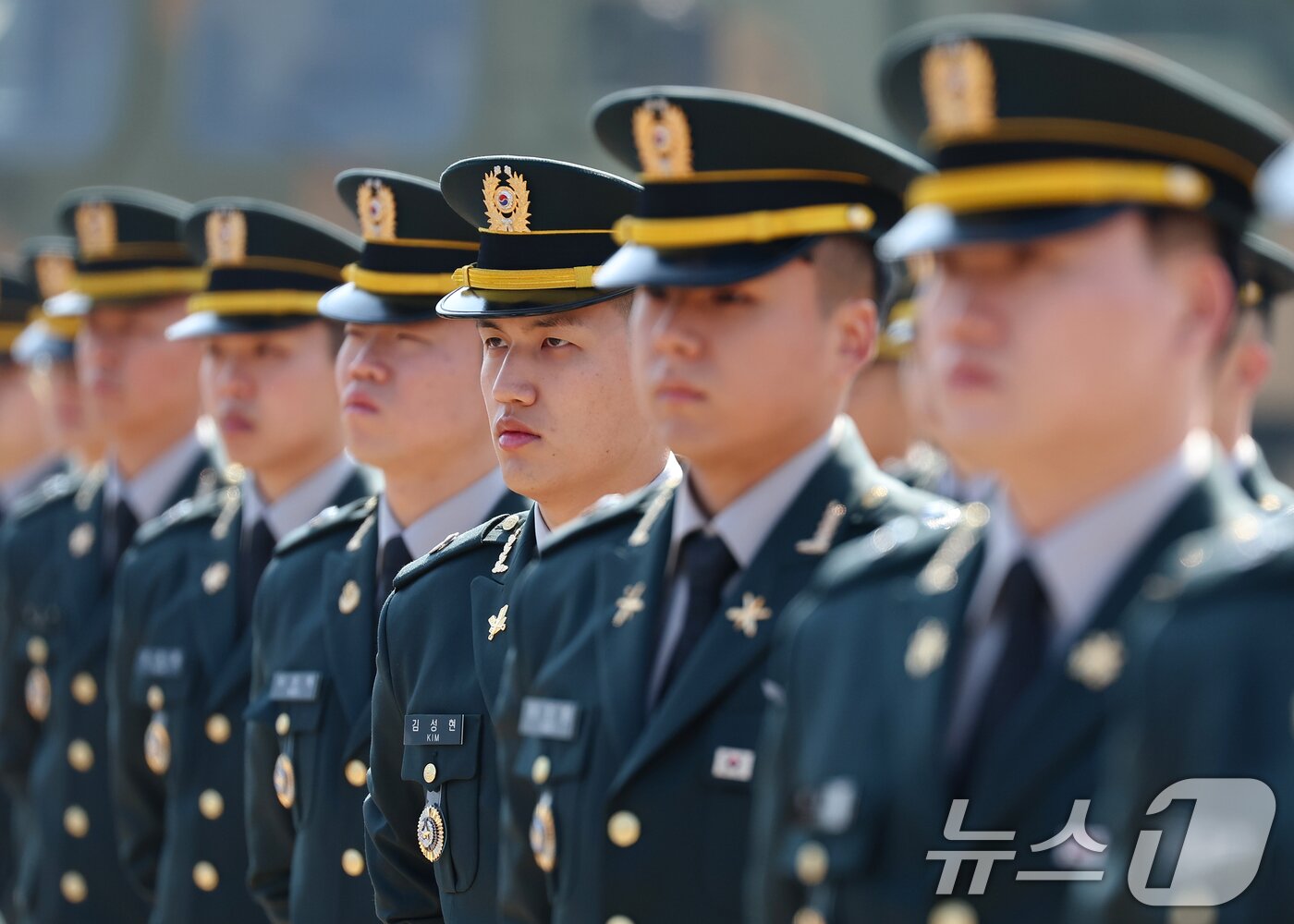 본문 이미지 - 지난 2월 20일 충남 계룡대 대연병장에서 열린 육·해·공군 사관학교 통합임관식에 참석한 신임 장교들.2026.2.20 ⓒ 뉴스1 이재명 기자