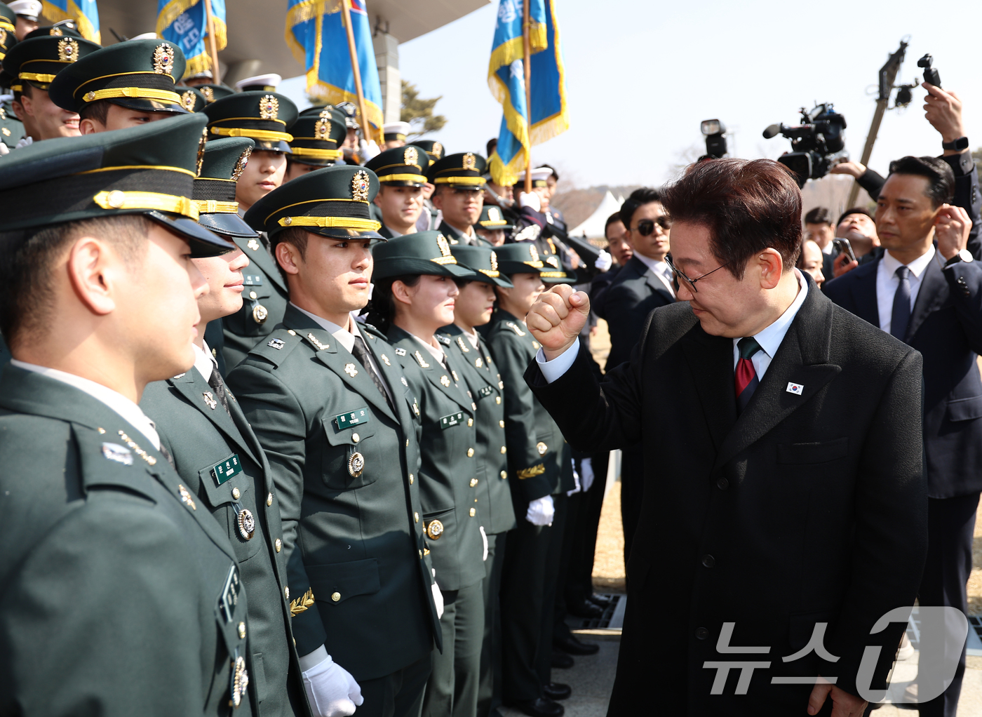 (계룡=뉴스1) 이재명 기자 = 이재명 대통령이 20일 충남 계룡대 대연병장에서 열린 육·해·공군 사관학교 통합임관식을 마친 후 신임 장교들을 격려하고 있다. 2026.2.20/뉴 …