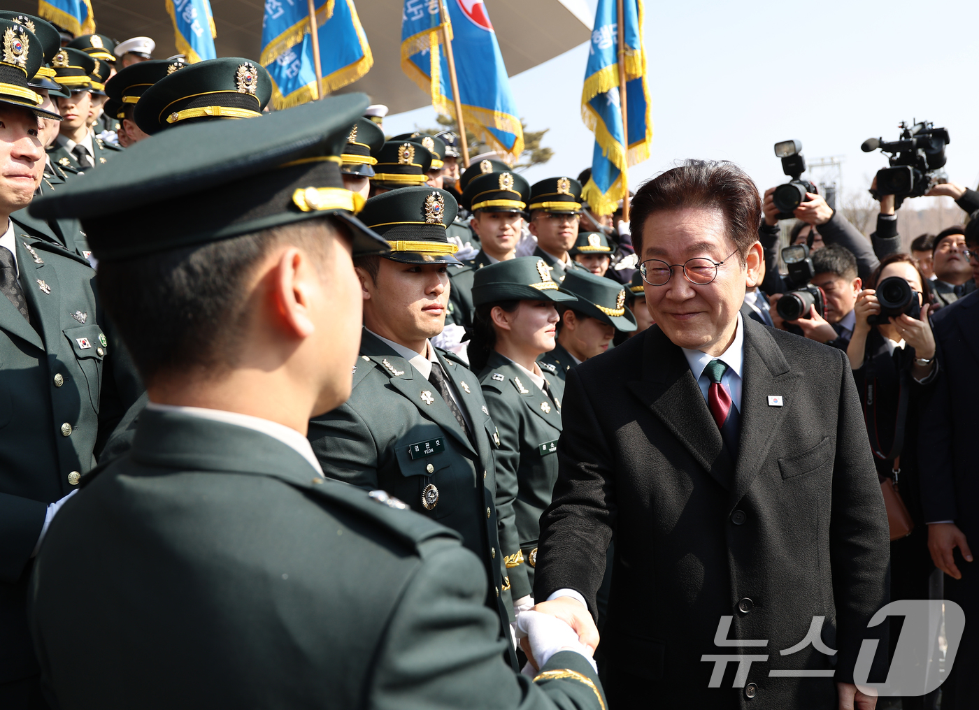 (계룡=뉴스1) 이재명 기자 = 이재명 대통령이 20일 충남 계룡대 대연병장에서 열린 육·해·공군 사관학교 통합임관식을 마친 후 신임 장교들을 격려하고 있다. 2026.2.20/뉴 …