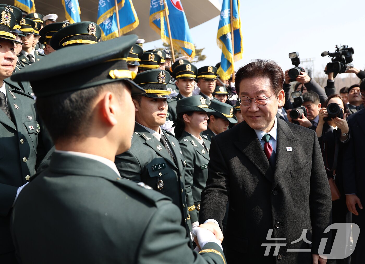 본문 이미지 - 이재명 대통령이 육·해·공군 사관학교 통합임관식에서 신임 장교들을 격려하고 있다. 2026.2.20 ⓒ 뉴스1 이재명 기자