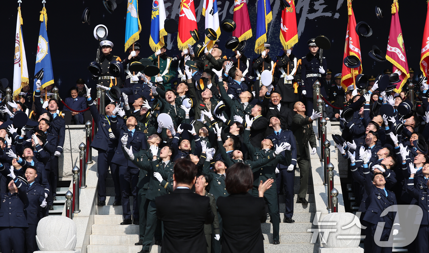 (계룡=뉴스1) 이재명 기자 = 이재명 대통령과 김혜경 여사가 20일 충남 계룡대 대연병장에서 열린 육·해·공군 사관학교 통합임관식에서 모자를 던지며 자축하는 신임 장교를 향해 박 …