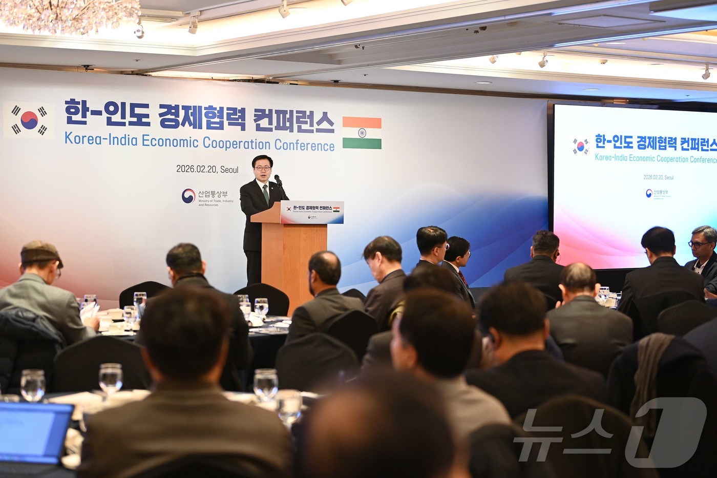 (서울=뉴스1) = 여한구 산업통상부 통상교섭본부장이 20일 오전 서울 소공동 롯데호텔에서 열린 한·인도 경제협력 컨퍼런스에서 인사말을 하고 있다. (산업통상부 제공. 재판매 및 …