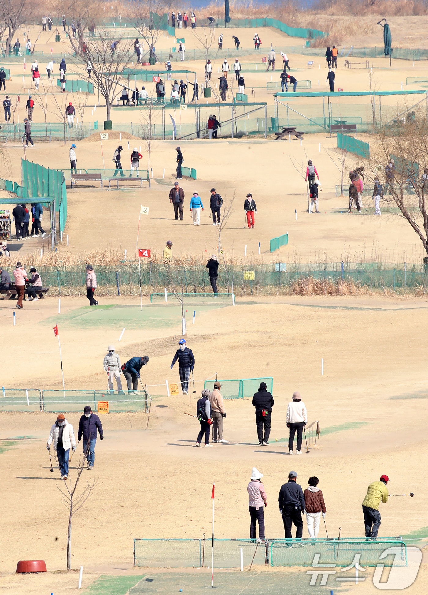 (부산=뉴스1) 윤일지 기자 = 포근한 날씨를 보인 20일 부산 강서구 대저생태공원 파크골프장을 찾은 시민들이 파크골프를 즐기고 있다.  2026.2.20/뉴스1