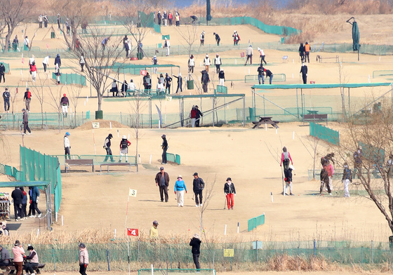 파크골프 즐기는 시민들