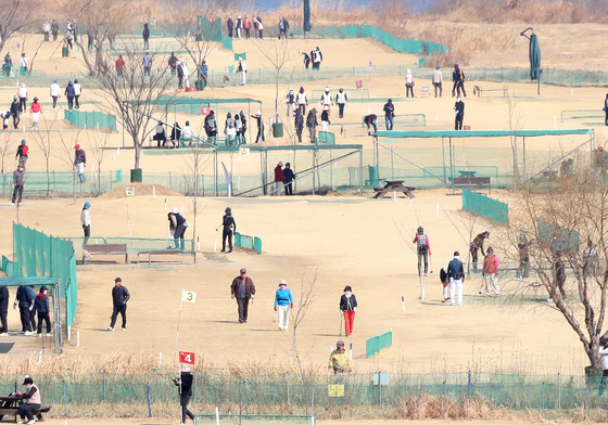 파크골프 즐기는 시민들