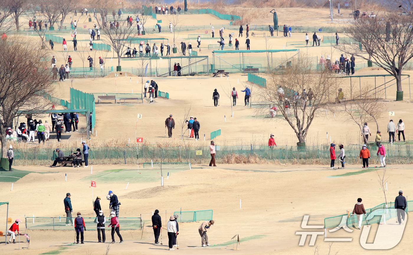 (부산=뉴스1) 윤일지 기자 = 포근한 날씨를 보인 20일 부산 강서구 대저생태공원 파크골프장을 찾은 시민들이 파크골프를 즐기고 있다.  2026.2.20/뉴스1